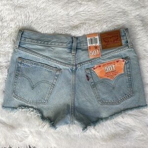 𝅺LEVI’S 501 button fly cutoff distressed shorts size 28